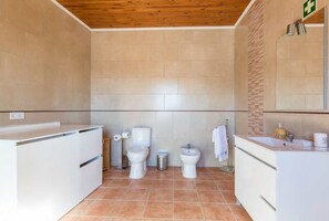 Regadera, secadora de cabello, bidet, jabón 
