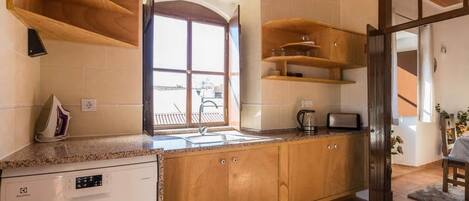 ثلاجة، ميكروويف، فرن، موقد طهي مسطح