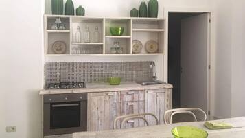 Kühlschrank, Ofen, Herdplatte, Kochgeschirr/Geschirr/Besteck