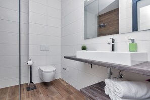 Dusche, Haartrockner, Handtücher