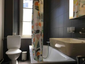 Secador de pelo, toallas, shampoo, papel higiénico
