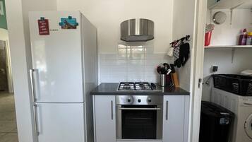 Fridge, oven, stovetop, coffee/tea maker