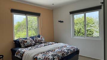 3 bedrooms, desk, iron/ironing board, free WiFi