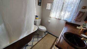 Combined shower/bathtub, hair dryer, towels, soap