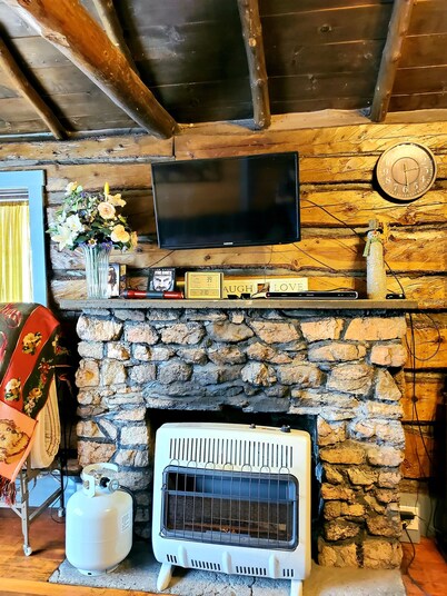 1900's Log Cabin with Spectacular Valley View