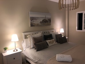 2 habitaciones, tabla de planchar con plancha, cuna de viaje y wifi