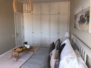 2 slaapkamers, een strijkplank/strijkijzer, reisbedje, wifi