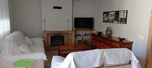 Een televisie en een open haard