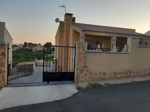 VILLA HENKIN hiljaisessa kunnossapidossa 15 minuutin VALENCIA-PÄÄOMASSA