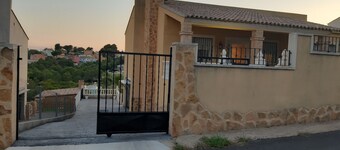 VILLA IN VERY QUIET URBANIZATION TO 15 MIN OF VALENCIA CAPITAL