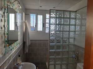 Douche, sĂšche-cheveux, bidet, serviettes fournies
