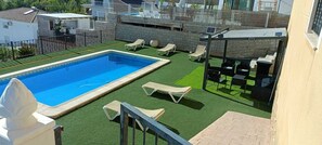 A rooftop swimming pool with artificial grass, lounge chairs, and a pergola with seating. - VILLA IN VERY QUIET URBANIZATION TO 15 MIN OF VALENCIA CAPITAL (Alginet)