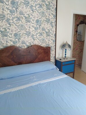 2 slaapkamers, een strijkplank/strijkijzer, gratis wifi, beddengoed