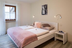 3 chambres, fer et planche à repasser, Wi-Fi, draps fournis