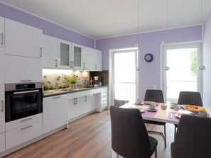 Kühlschrank, Mikrowelle, Ofen, Geschirrspüler