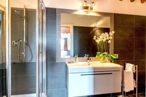 Combined shower/bathtub, hair dryer, towels, soap - Palazzo Paolo (Montecatini Terme)