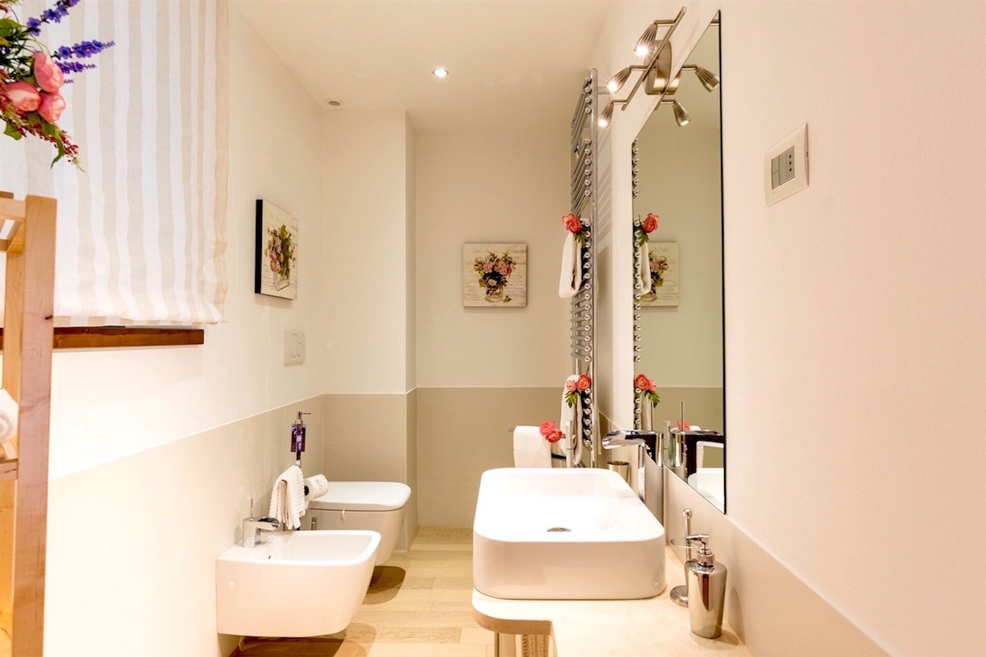 Ein Badezimmer mit zwei Waschbecken, einem großen Spiegel und einer Dusche.