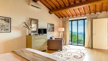 5 bedrooms, iron/ironing board, WiFi, bed sheets