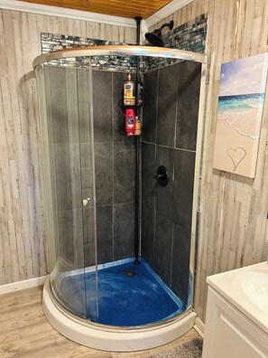 淋浴设施、吹风机、毛巾、肥皂