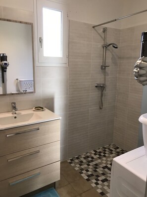 Regadera, secadora de cabello, papel de baño 