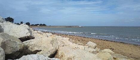 Nær stranden og solsenger