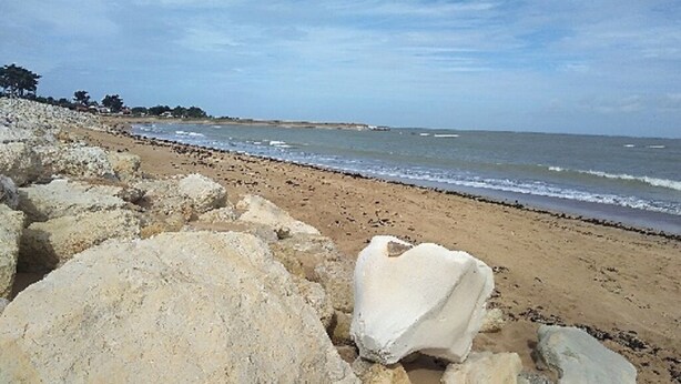 A beach with large rocks and a clear view of the ocean. - Renovated house, 300m from the beach, with a boule court (La Brée-les-Bains)