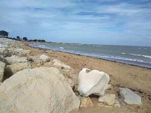 A beach with large rocks and a clear view of the ocean. - Renovated house, 300m from the beach, with a boule court (La Brée-les-Bains)