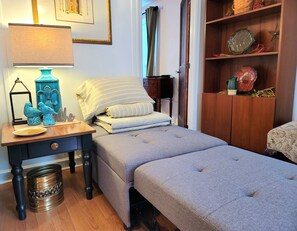 2 Schlafzimmer, Betten mit Memory-Foam-Matratzen, Bügeleisen/Bügelbrett