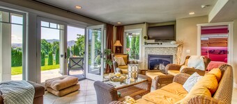 Maison avec vue sur le lac avec terrasse, immense pelouse, terrasse et cuisine extérieure - près du centre-ville!