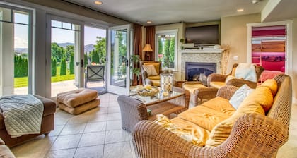 Järvinäköinen koti w / kannella, valtava nurmikko, patio ja ulkokeittiö - lähellä keskustaa!