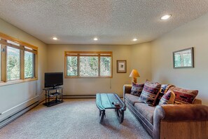 TV, peis, bordtennis og bøker