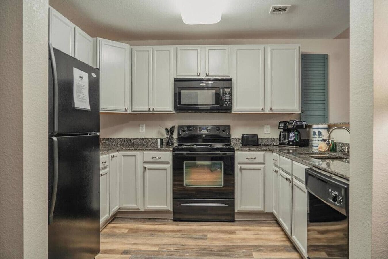 Jääkaappi, mikroaaltouuni, uuni, liesi