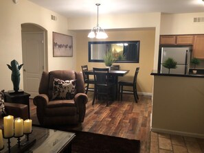 Interior - Adorable 1 Bedroom 1 Bath condo with ALL NEW FURNISHINGS! (Las Vegas)