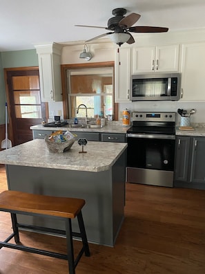 Kjøleskap, mikrobølgeovn, ovn og kokeplater