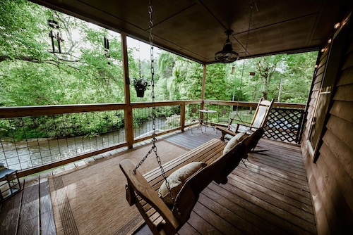 Riverfront cabin on Chauga River "Boarhogs  Place"