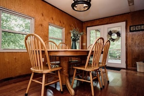 Dining - Riverfront cabin on Chauga River "Boarhogs  Place" (Mountain Rest)