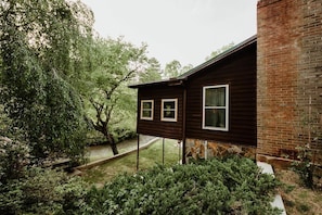 Exterior - Riverfront cabin on Chauga River "Boarhogs  Place" (Mountain Rest)