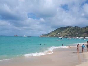 Sulla spiaggia, lettini da mare, teli da spiaggia