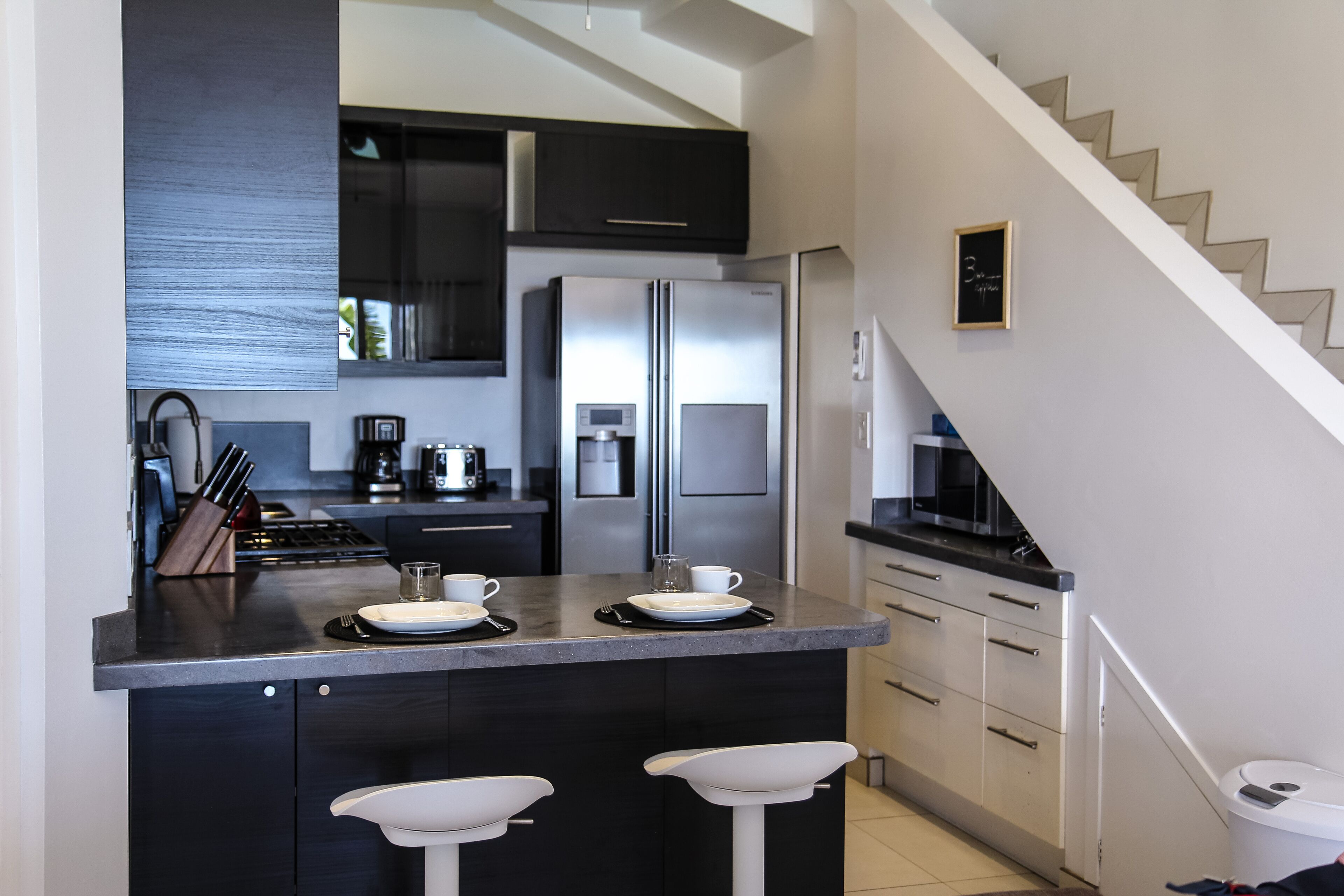 Een koelkast, een microgolfoven, een oven, een kookplaat