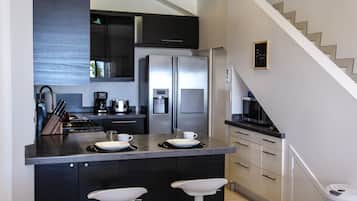 Een koelkast, een microgolfoven, een oven, een kookplaat