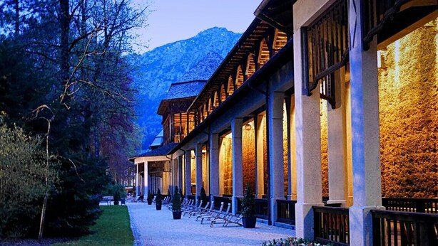 A hotel with a row of rooms featuring large windows and a stone facade. - Fewo Ideale Lage Wohn/Schlafzimmer Bad /WC Terrasse (Bad Reichenhall)