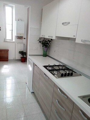 Kühlschrank, Herdplatte, Wasserkocher mit Kaffee-/Teezubehör