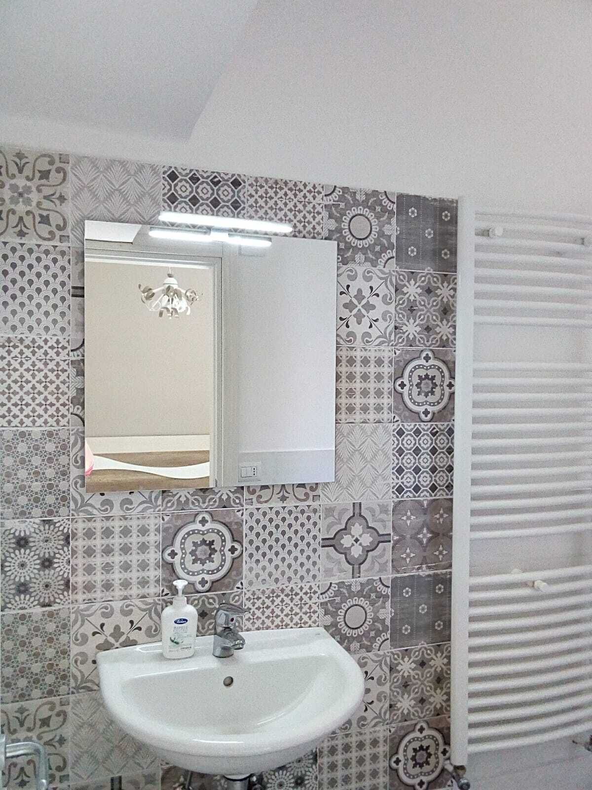 Articles de toilette gratuits, sèche-cheveux, serviettes fournies