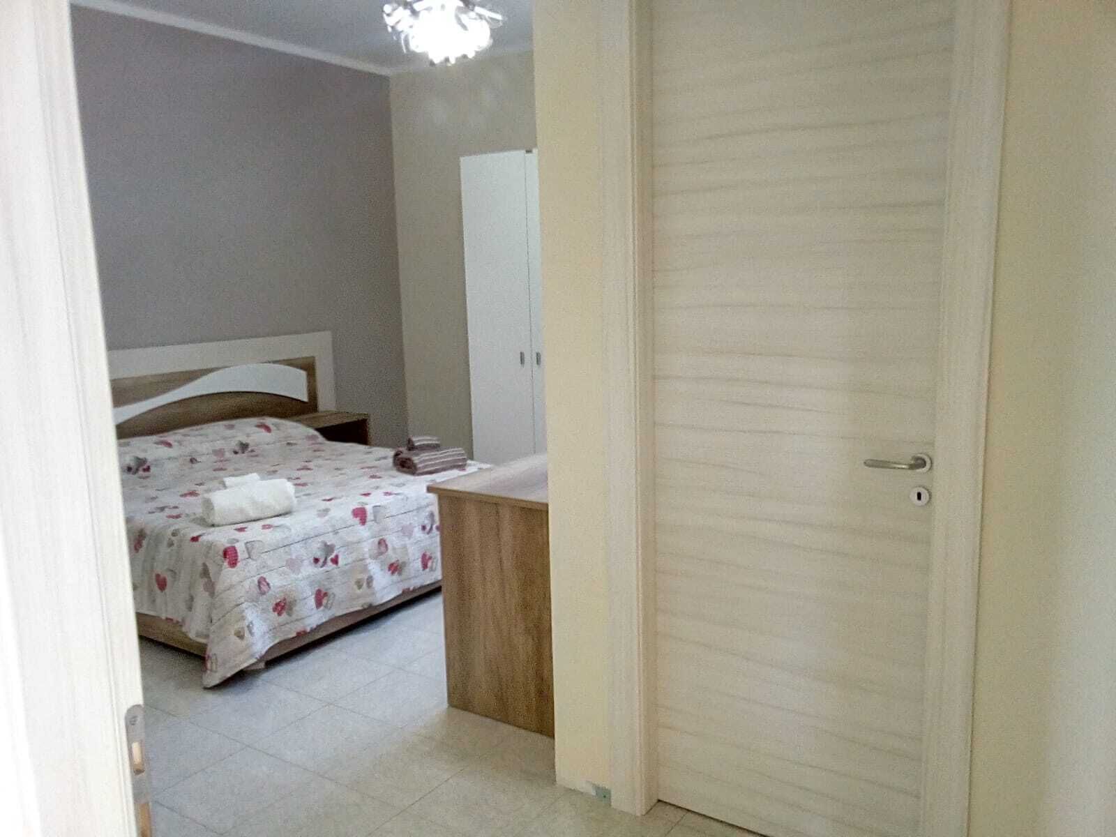 1 chambre, bureau, fer et planche à repasser, draps fournis