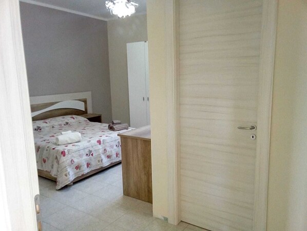 1 Schlafzimmer, Schreibtisch, Bügeleisen/Bügelbrett, Bettwäsche