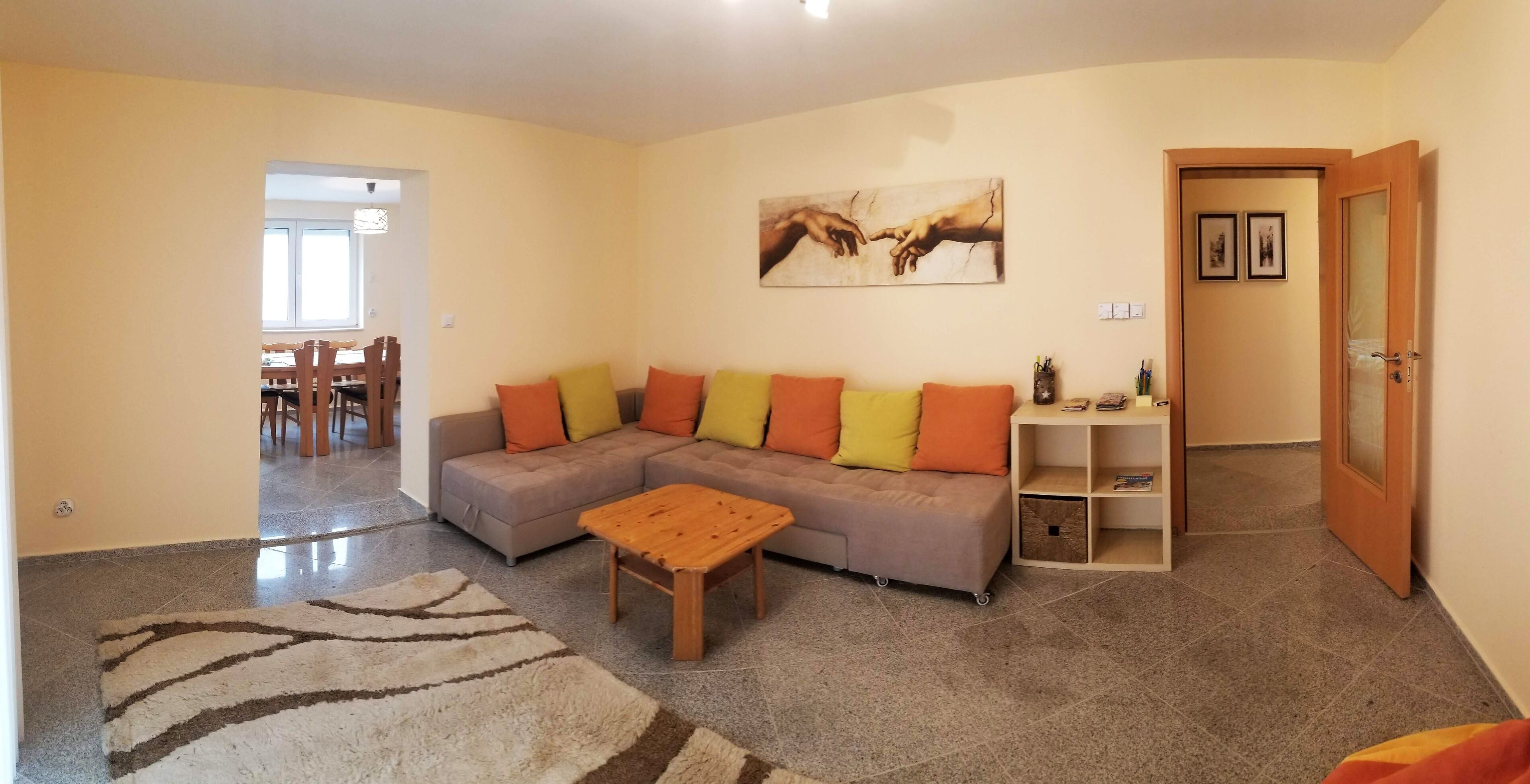 Smart TV, Netflix, streaming services, video library