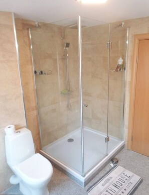 Bañera, secador de pelo, toallas, jabón