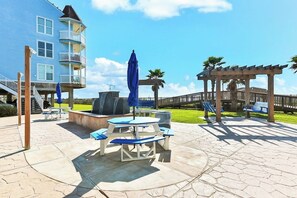 Outdoor dining - Inviting Beachfront Condo w/Shared Pool & Hot Tub, Amazing Views, AC, Free WiFi (Galveston)