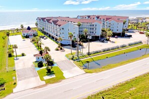 Exterior - Inviting Beachfront Condo w/Shared Pool & Hot Tub, Amazing Views, AC, Free WiFi (Galveston)