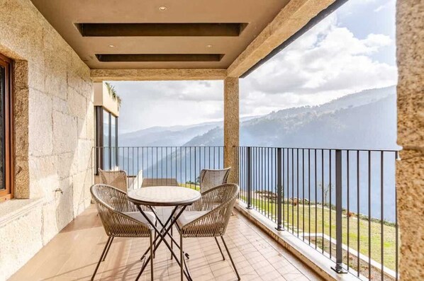 Outdoor dining - Quinta de Cabanas Douro Country House (Penha Longa)